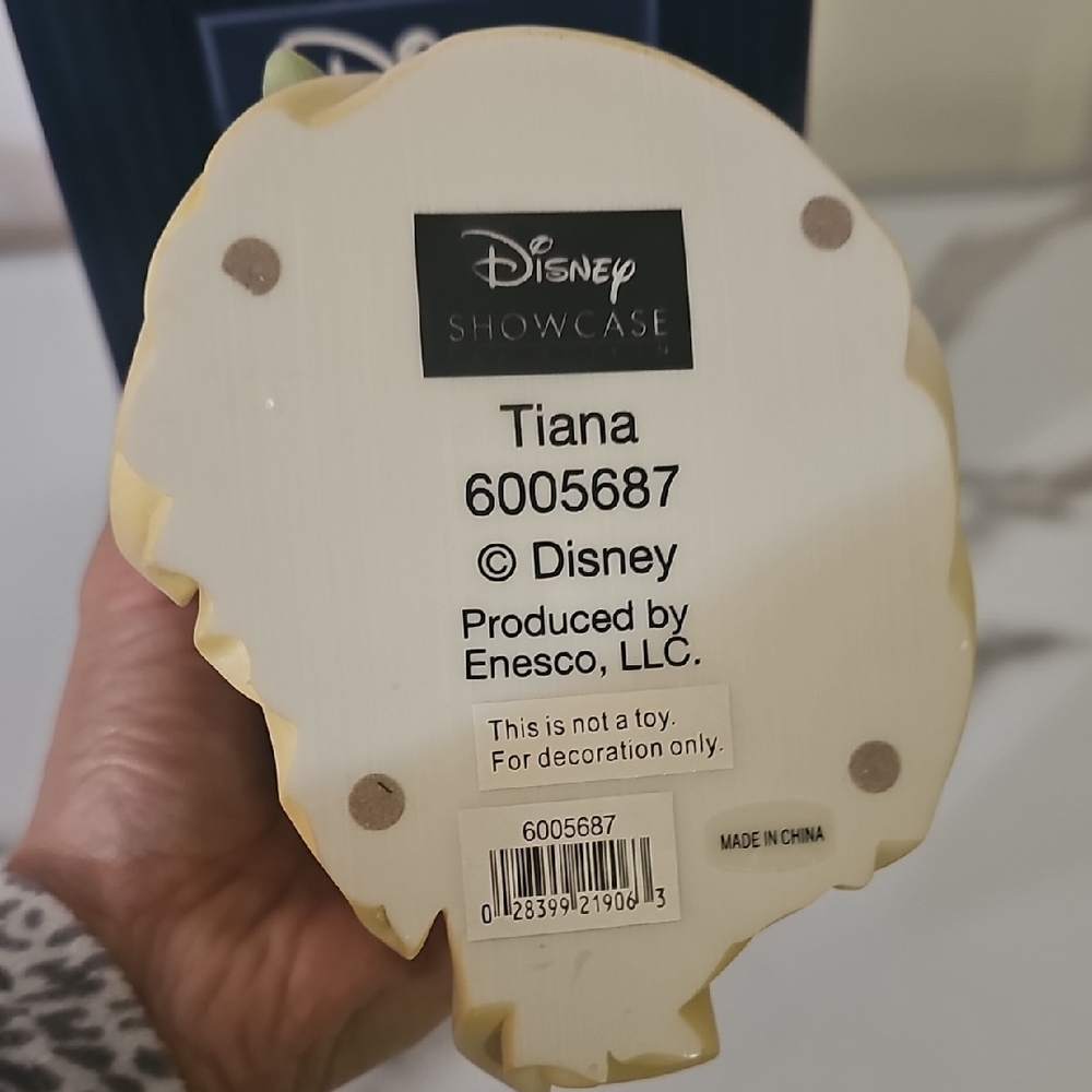 Disney Showcase Tiana in Green and Cream - Picture 4 of 5